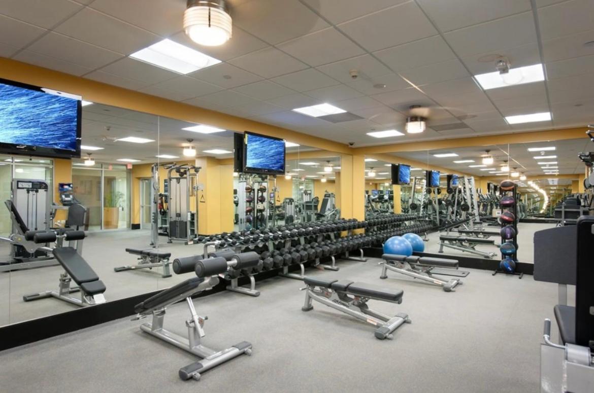 Spacious And With A Pool View Apartment *
